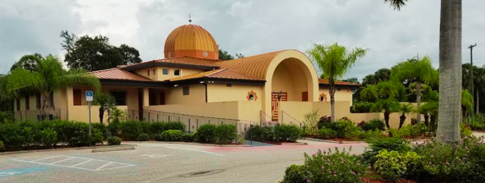 Exterior view of Islamic Community of South West Florida Port Charlotte building